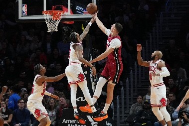 NIKOLA JOVIĆ UČIO SAIGRAČE SRPSKI Njihove reakcije su potpuni hit, a jedna reč ih je srkoz dotukla (VIDEO)