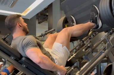 TRENING SE PRETVORIO U NOĆNU MORU Dok je gurao 400 kilograma, koleno mu PUKLO - kamera zabeležila jeziv prizor! 