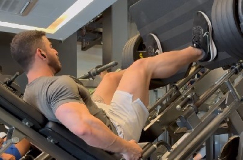 TRENING SE PRETVORIO U NOĆNU MORU Dok je gurao 400 kilograma, koleno mu PUKLO - kamera zabeležila jeziv prizor! 