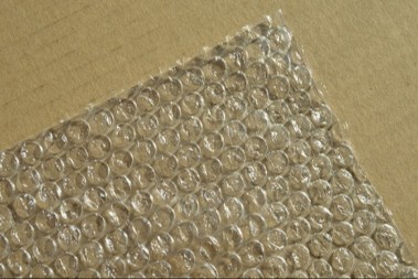 VELIKA GREŠKA KOJU SVI PRAVE! Ne bacajte pucketavu foliju – stavite je OVDE i uštedite TOPLOTU I NOVAC