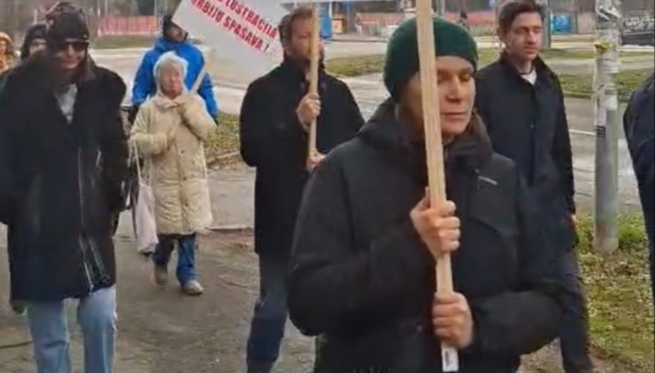 DINKOVA EKIPA PROTIV SRPSKE CRKVE! Manji broj građana pišti i viče po Novom Sadu