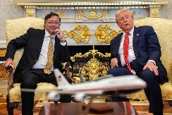 PRE "BOLESNI ČOVEK", A SADA "SJAJAN": Tramp se sastao sa Gustavom, imao za njega poseban poklon (FOTO)