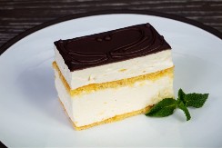 BEČKA KREMPITA NAJBOLJA POSLASTICA Svilenkasti krem, lagani šlag i tanka glazura