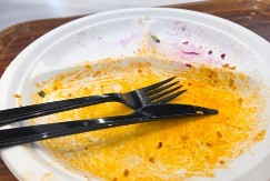 PLASTIČNE POSUDE KOJE SVI BACAJU Jedan kućni trik uklanja i najgore fleke od hrane