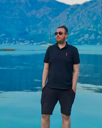 PEVAČ I SUPRUGU I PARTNERA VODI NA ODMOR: "Žena pije koktele dok se on kupa sa njim u moru"