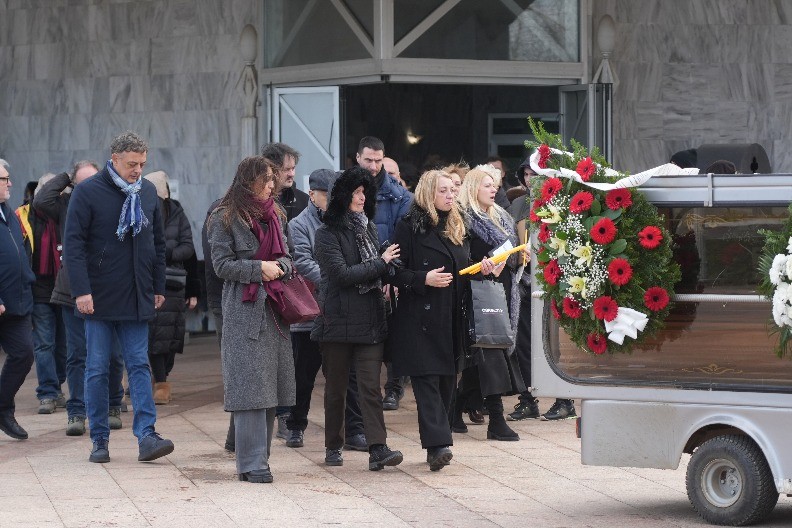 BETI ĐORĐEVIĆ NA VEČNI POČINAK ISPRAĆENA UZ BOLNE STIHOVE: "To je kraj moje tuge"