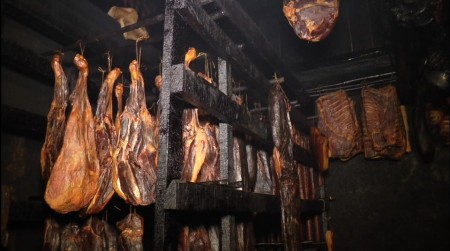 PRŠUTA I SLANINA SU KANCEROGENE KAO I CIGARETE Ako kupujete industrijske mesne prerađevine na ovo slovo i brojeve morate obratiti pažnju