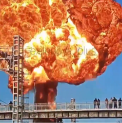 VOZ PUN GORIVA ISKOČIO IZ ŠINA! Odjeknula stravična eskplozija (VIDEO) 