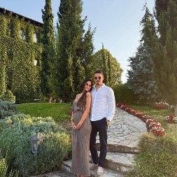 PORODILA SE PEVAČICA KOJU SU POVEZIVALI SA TOŠIĆEM Ćerki dala nestvarno ime