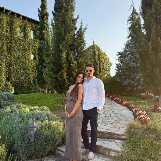 PORODILA SE PEVAČICA KOJU SU POVEZIVALI SA TOŠIĆEM Ćerki dala nestvarno ime