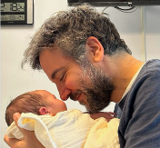 Glumac (51) prvi put postao otac: U šestoj deceniji uči kako da menja pelene