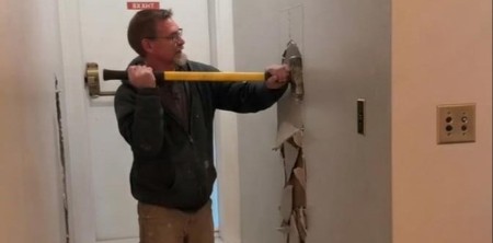 ZAZIDANA TAJNA STARA VIŠE OD 40 GODINA Otvorili zid u vili i ostali U POTPUNOM ŠOKU – ono što su našli niko nije očekivao!