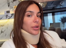 NAŠA PEVAČICA NOSI KRAGNU OKO VRATA Požalila se pratiocima, pa odmah otišla na terapiju! (FOTO)