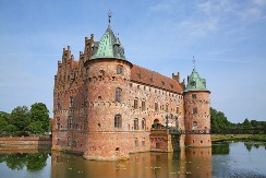 JEDAN OD NAJLEPŠIH DVORACA U EVROPI PODIGNUT JE USRED VODE Postoji vekovima, a u prošlosti niko nije uspeo da ga osvoji