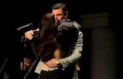 VALJEVO NA NOGAMA! Nadežda Biljić održala prvi koncert kod kuće, suprugu poslala javnu poruku ljubavi! (VIDEO)