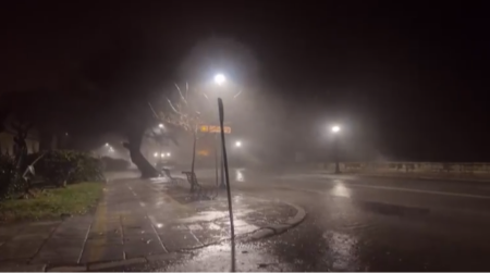 PRVI SNIMCI I SLIKE SA KRFA! Tornado čupao drveće, odneo kiosk i crepove sa kuća! (VIDEO)