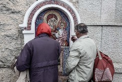 "ZACRNILO MU SE PRED OČIMA I SAMO SE SRUŠIO" Voditelj se onesvestio u manastiru Ostrog, pa doživeo ovo!