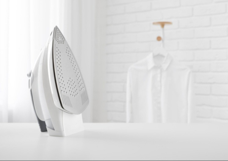 DOMAĆICE, OVO MORATE VIDETI: Trik sa peglom koji uklanja mrlje sa dušeka ZA TREN OKA!