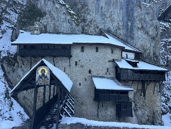 Priljubljen uz surovu liticu manastir Crna Reka poznat po isceliteljskim čudima: Ovu svetinju posećuju čak i muslimani