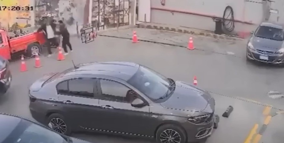 STRAVA I UŽAS NA BENZINSKOJ PUMPI Otvorila se ogromna rupa i gutala sve pred sobom, ljudi bežali u panici! 