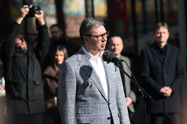 VUČIĆ SE OGLASIO VIDEO-PORUKOM "Važno je da brinemo o deci i da rešavamo probleme"