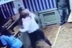 PRONAŠLA MUŽA U KLADIONICI, NABOLA GA GLAVOM, PA UNAKAZILA PESNICAMA: Stravičan snimak šokira! (VIDEO)