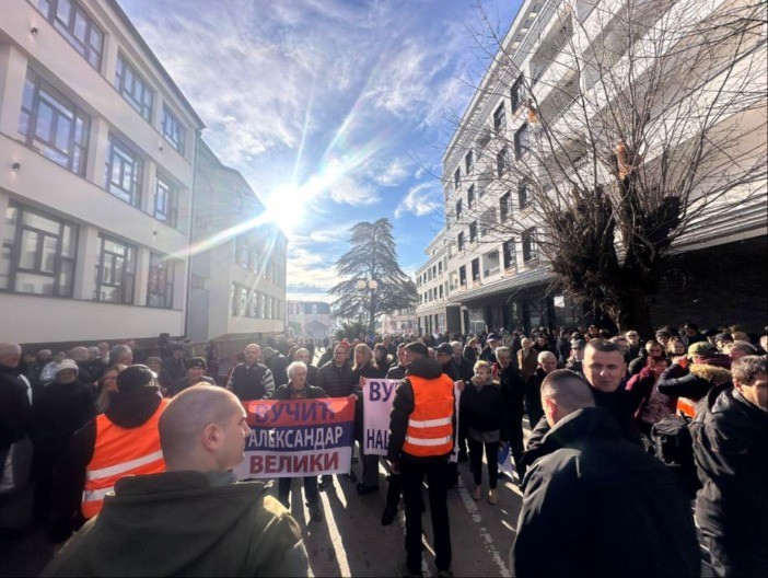 SVEČANO U MLADENOVCU Ogroman broj građana čeka dolazak predsednika Vučića