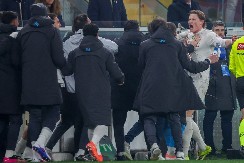 ŠAMPION SE IZVUKAO Napoli sa igračem manje i penalom u nadoknadi došao do pobede