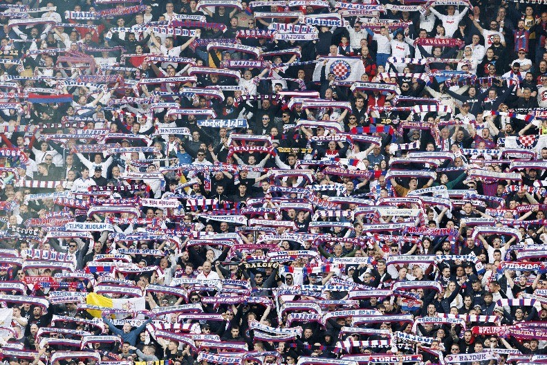 SKANDAL U SPLITU "Torcida" palila obeležja Crvene zvezde