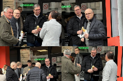 VUČIĆ U NOVOM SADU Jutarnji sendvić sa Milošem i njegovim sinovima (FOTO)