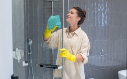 Moja tuš kabina sija kao ogledalo! Kamenac se bukvalno istopi kad ga isprskam mešavinom od 2 sastojka