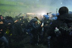 HAOS U MILANU Demonstranti udarili na policiju, grad GORI (FOTO)