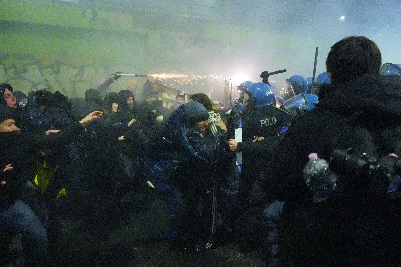 HAOS U MILANU Demonstranti udarili na policiju, grad GORI (FOTO)