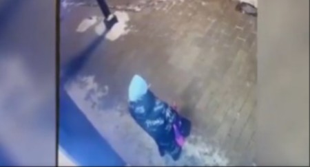 PRVI SNIMCI ATENTATORA NA PUTINOVOG GENERALA Išetao iz zgrade polako, pištolj bacio u sneg