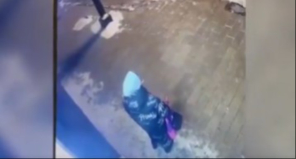 PRVI SNIMCI ATENTATORA NA PUTINOVOG GENERALA Išetao iz zgrade polako, pištolj bacio u sneg