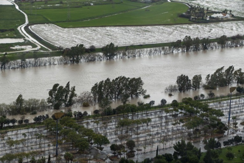 IMA MRTVIH U STRAHOVITOJ OLUJI VEKA Poplavile reke, drveće iščupano, padale fasade u Španiji