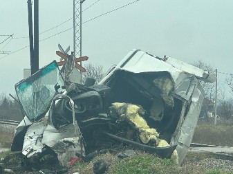 STRAVIČAN SUDAR VOZA I KOMBIJA U ČAČKU: Stradao muškarac, strašni prizori sa lica mesta (FOTO/VIDEO)
