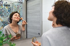 Ma kakvi izašlo iz mode, sve je popularnije: Na proleće sve morate imati ovo na licu, u 2026. godinu ne možete bez ovoga