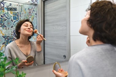 Ma kakvi izašlo iz mode, sve je popularnije: Na proleće sve morate imati ovo na licu, u 2026. godinu ne možete bez ovoga