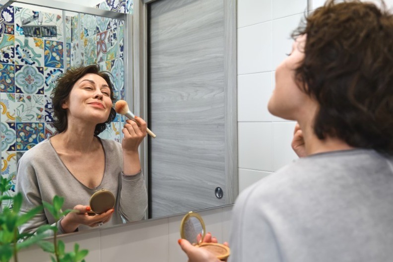 Ma kakvi izašlo iz mode, sve je popularnije: Na proleće sve morate imati ovo na licu, u 2026. godinu ne možete bez ovoga