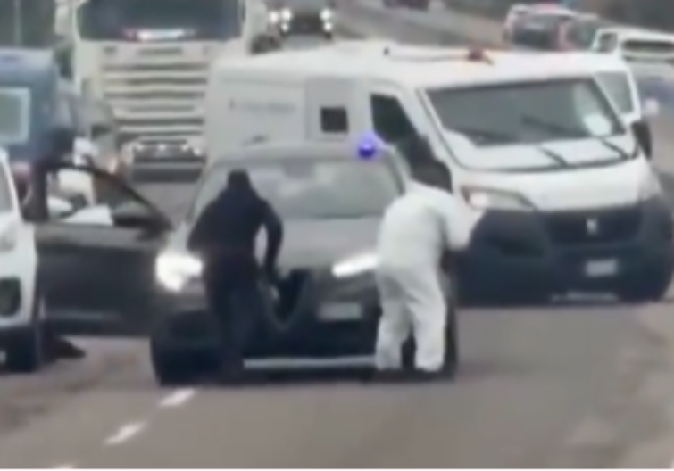 ORUŽANA PLJAČKA NA AUTOPUTU! Lažni policajci su bili naoružani do zuba, a onda se DESILA EKSPLOZIJA! 