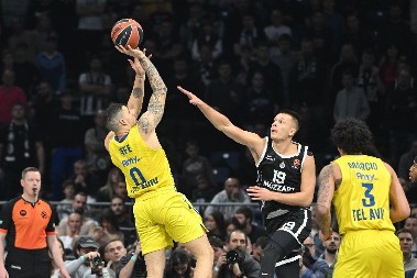 OD OTPISANOG U PARTIZANU DO BORBE ZA POTPIS Makabi tera udvarače od Ifea Lundberga