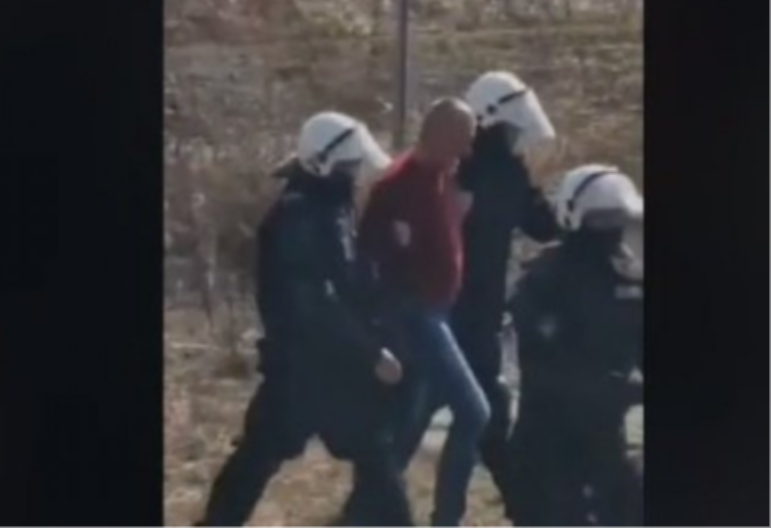 DVA POLICAJCA POVREĐENA! Kokanović uhapšen nakon divljanja traktorom na granici i napada na službena lica