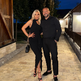 PEVAČ SA TRUDNOM SUPRUGOM ZAROBLJEN NA MALDIVIMA U agoniji: "Otkazali su nam let"