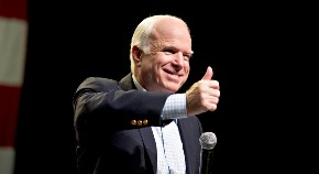 "BAM, BAM, BAM, BOMBARDUJTE IRAN!" Ovako je Džon Mekejn otpevao stari hit (VIDEO)