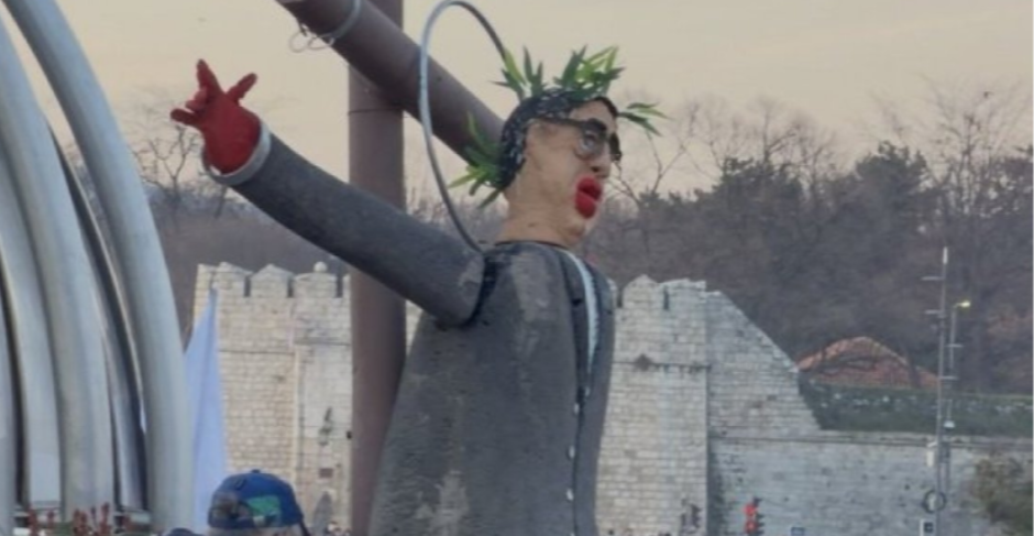 JASNA JE PORUKA Pavlović: Monstruozan i bezuman čin nošenja lutke predsednika Vučića razapete na krstu 