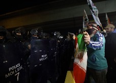 KRENULI NA AMERIČKU AMBASADU! Policijske snage iz rasteruju suzavcem, HAOS u Bagdadu!