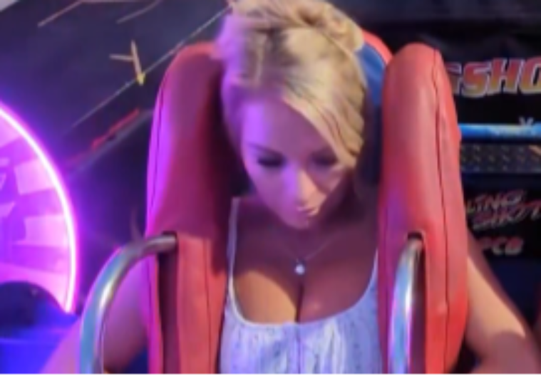 TRI MILIONA LJUDI U NEVERICI GLEDA SNIMAK Evo šta se desi kada u zabavni park odeš sa PREVELIKIM dekolteom (VIDEO)