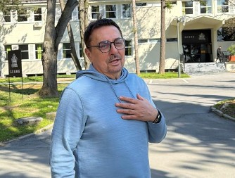 "KAD SE RODI MUŠKO DETE NOSI SE PLAVO" Keba simbolično obučen progovorio o unuku!