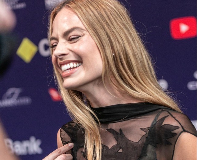 Ošišala lepu dugu kosu, niko je nije prepoznao: Margo Robi prošetala najmoderniju frizuru